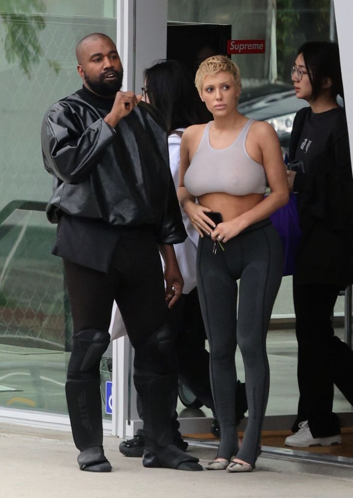 Celebrity Sightings In Los Angeles – May 13, 2023 Seios à mostra em top transparente em Los Angeles