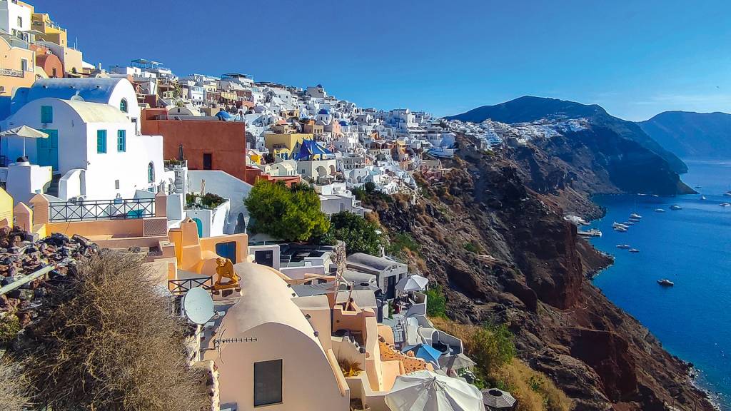 GettyImages-2179804435.jpg O PARAÍSO CHACOALHOU - Santorini, na Grécia: 200 pequenos sismos
