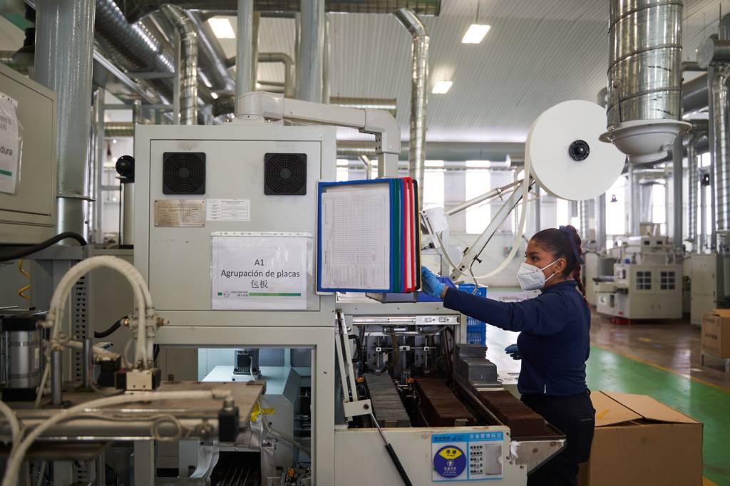 GettyImages-2186731762.jpg Linha de produção: o México é uma base industrial atraente para empresas brasileiras