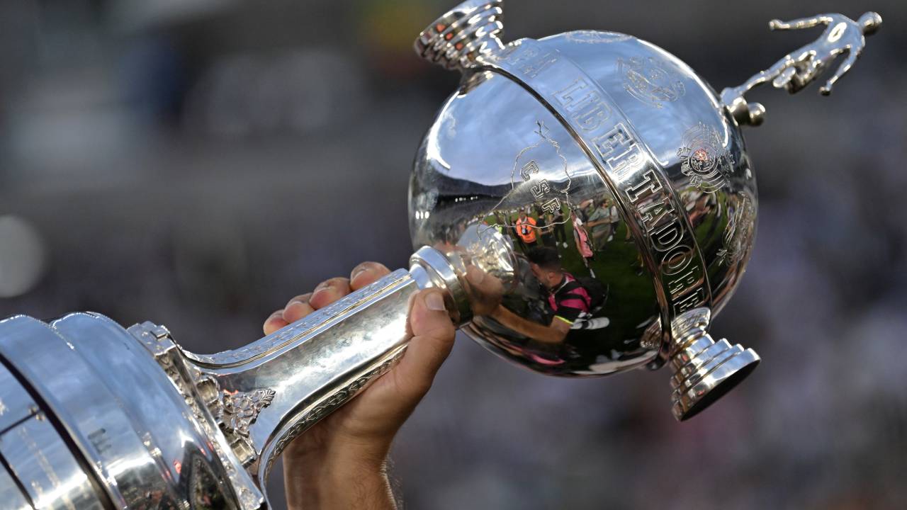 BUENOS AIRES, ARGENTINA - NOVEMBER 30: Players of Botafogo celebrate with the trophy after winning the tournament following the Copa CONMEBOL Libertadores 2024 Final between Atletico Mineiro and Botafogo at Estadio Más Monumental Antonio Vespucio Liberti on November 30, 2024 in Buenos Aires, Argentina. (Photo by Marcelo Endelli/Getty Images)
