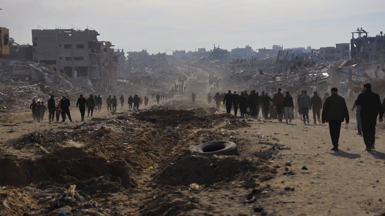 Palestinos deslocados começam a retornar para suas casas, no norte de Gaza, de onde o exército israelense se retirou após o anúncio de cessar-fogo e acordo de troca de reféns e prisioneiros entre o Hamas e Israel, em 19 de janeiro de 2025