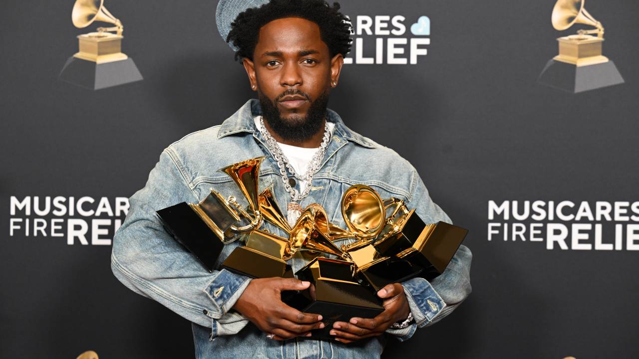 Kendrick Lamar segura gramofones