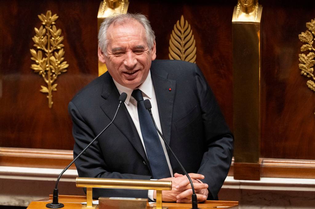 Primeiro-ministro da França sobrevive a moção de destituição no Parlamento