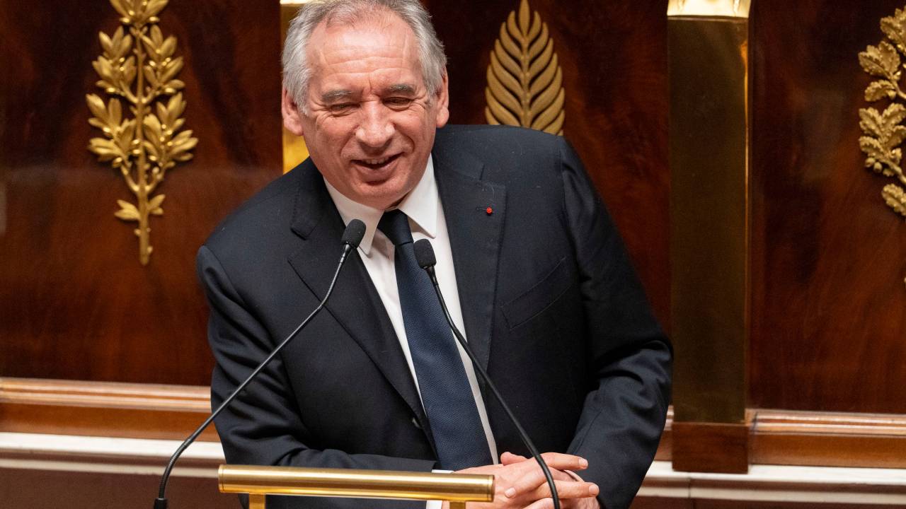 O primeiro-ministro da França, François Bayrou, discursa na Assembleia Nacional, em Paris. 05/02/2024