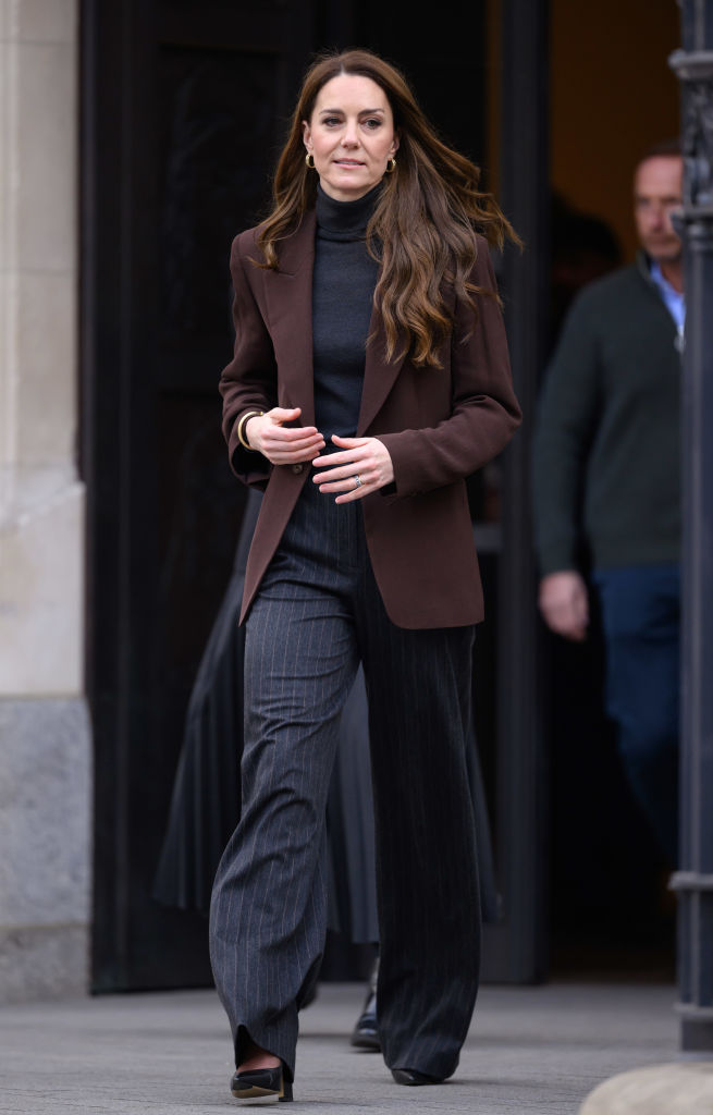 The Princess Of Wales Launches Interactive Trail To Support Social And Emotional Development In Under Fives Kate veste blazer marrom Petar Petrov, blusa de gola alta preta, calça risca de giz Max Mara e sapatos Russell & Bromley na National Portrait Gallery