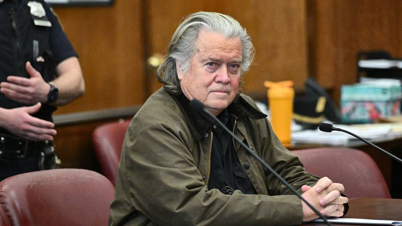 Steve Bannon, ex-assessor do presidente dos EUA, Donald Trump, comparece a uma audiência no Tribunal Criminal de Manhattan, nos Estados Unidos. 11/02/2025