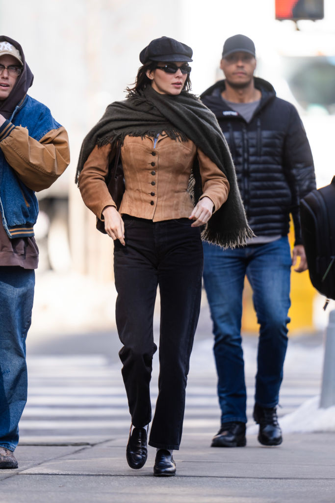 Celebrity Sightings In New York City – February 10, 2025 Kendall Jenner: jaqueta de camurça, jeans reto e gorro como de Dylan