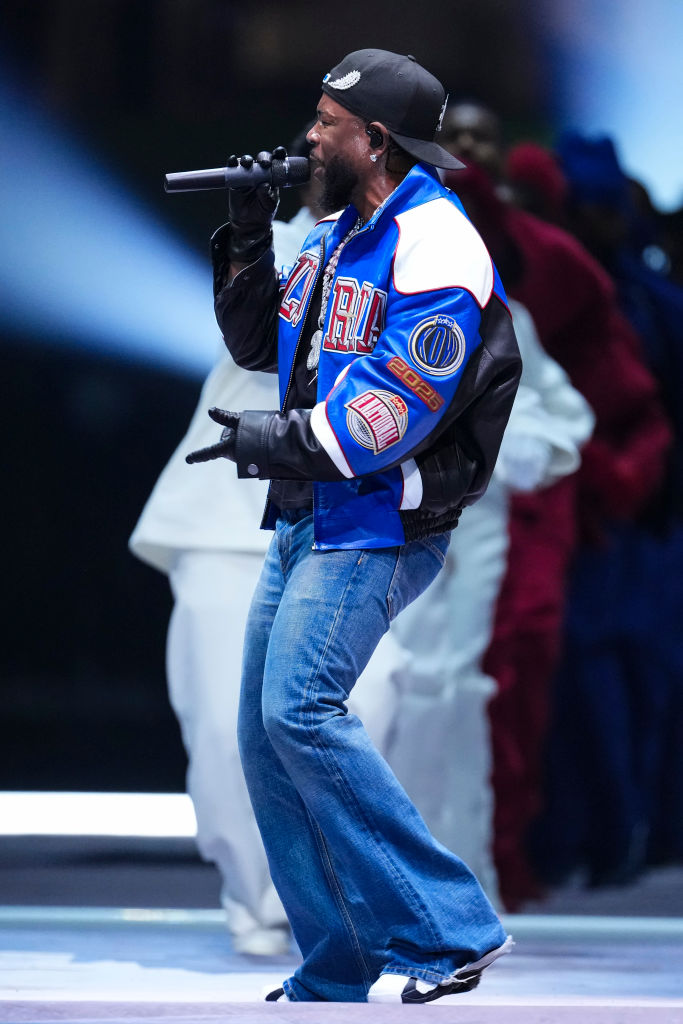Super Bowl LIX: Kansas City Chiefs v Philadelphia Eagles Kendick Lamar: calça jeans flare, menos justa em cima, bem larga embaixo, estilo anos 1970