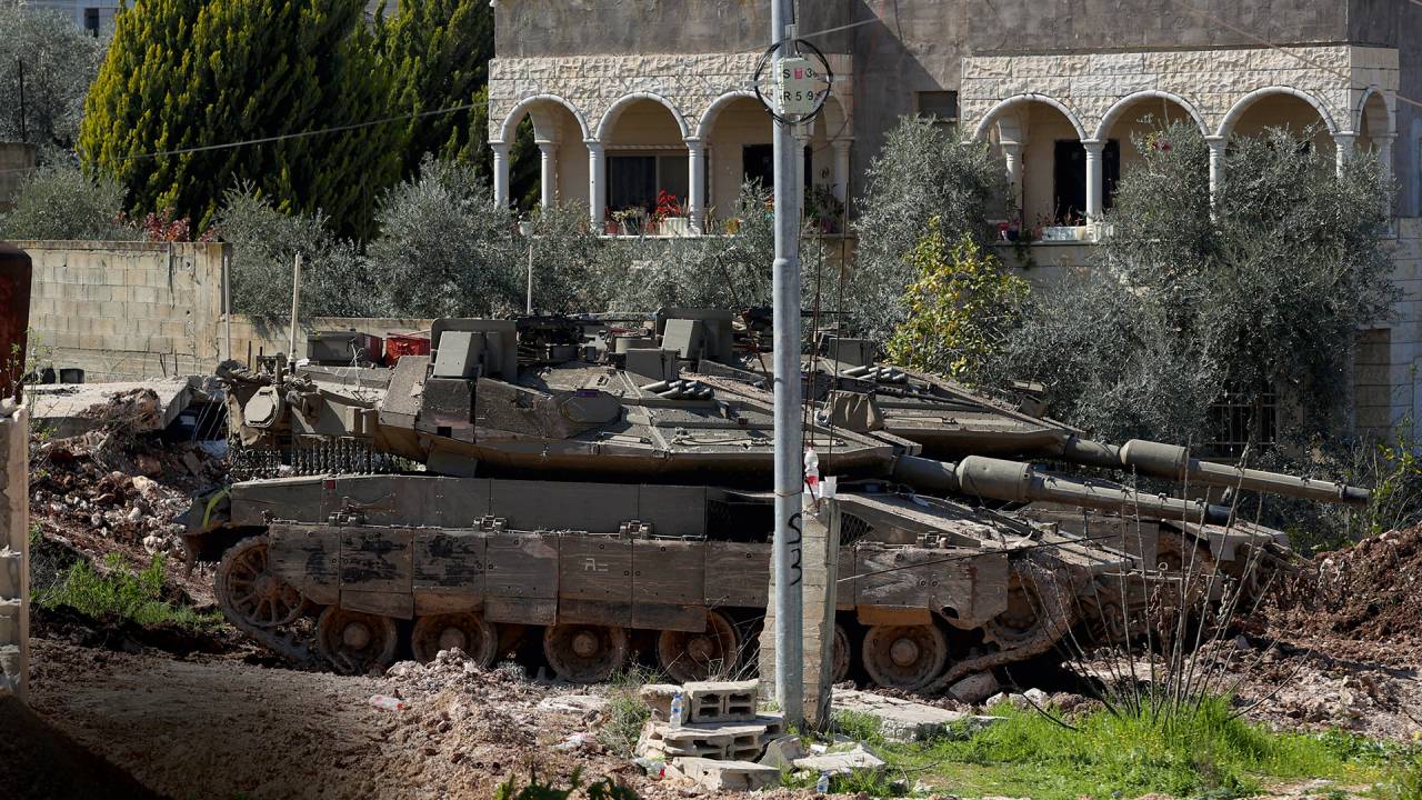 NOVA FRENTE - Blindado israelense em Jenin, na Cisjordânia: operação dias depois da frágil trégua