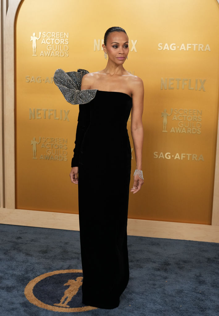 31st Annual Screen Actors Guild Awards – Arrivals Zoe Saldana veste modelo customizado da Saint Laurent e joias Cartier