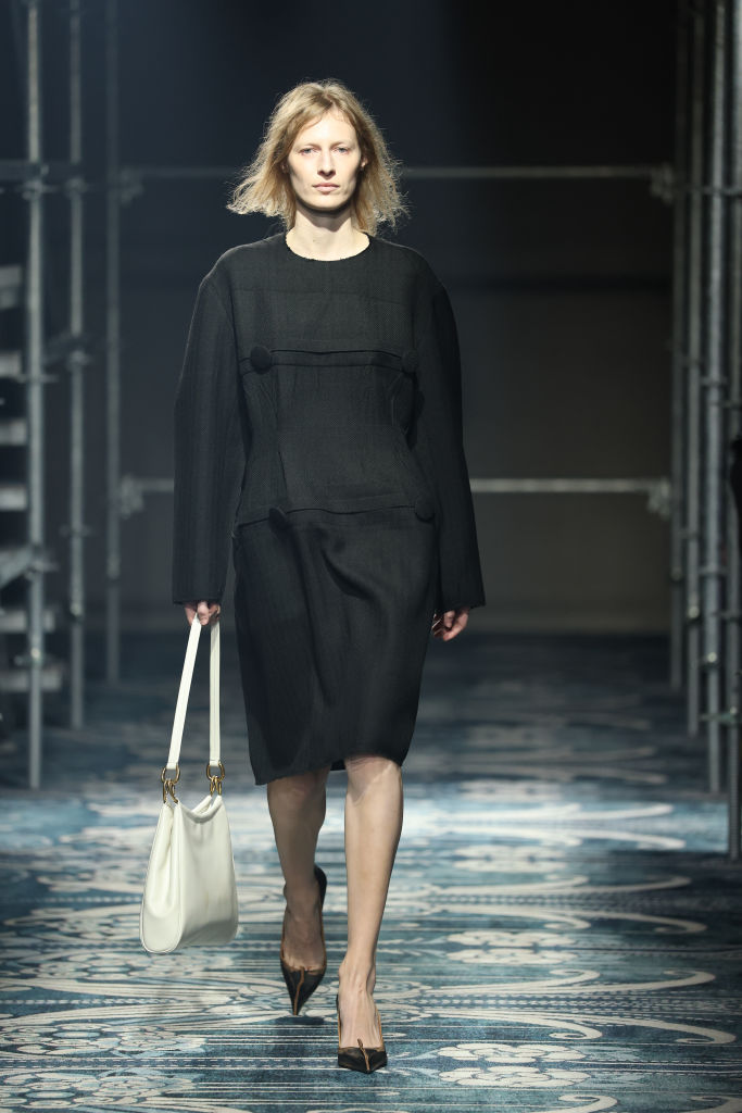 Prada – Runway – Milan Fashion Week – Womenswear Fall/Winter 2025/2026 Vestido rústico x bolsa poderosa