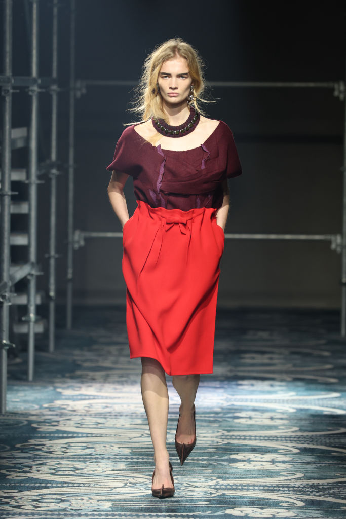 Prada – Runway – Milan Fashion Week – Womenswear Fall/Winter 2025/2026 Vestido e camiseta em desfile disruptivo