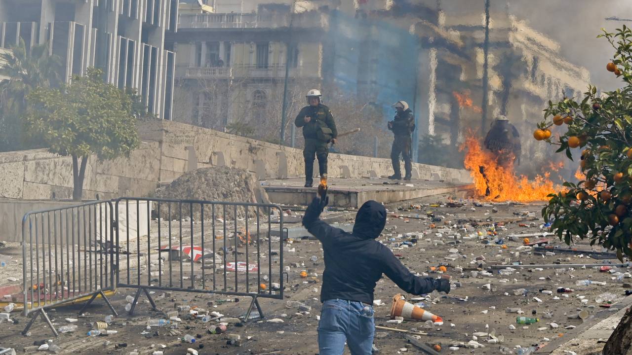 Conflitos acontecem em um protesto como parte de uma greve para marcar aniversário de acidente ferroviário, em Atenas, na Grécia. 28/02/2025