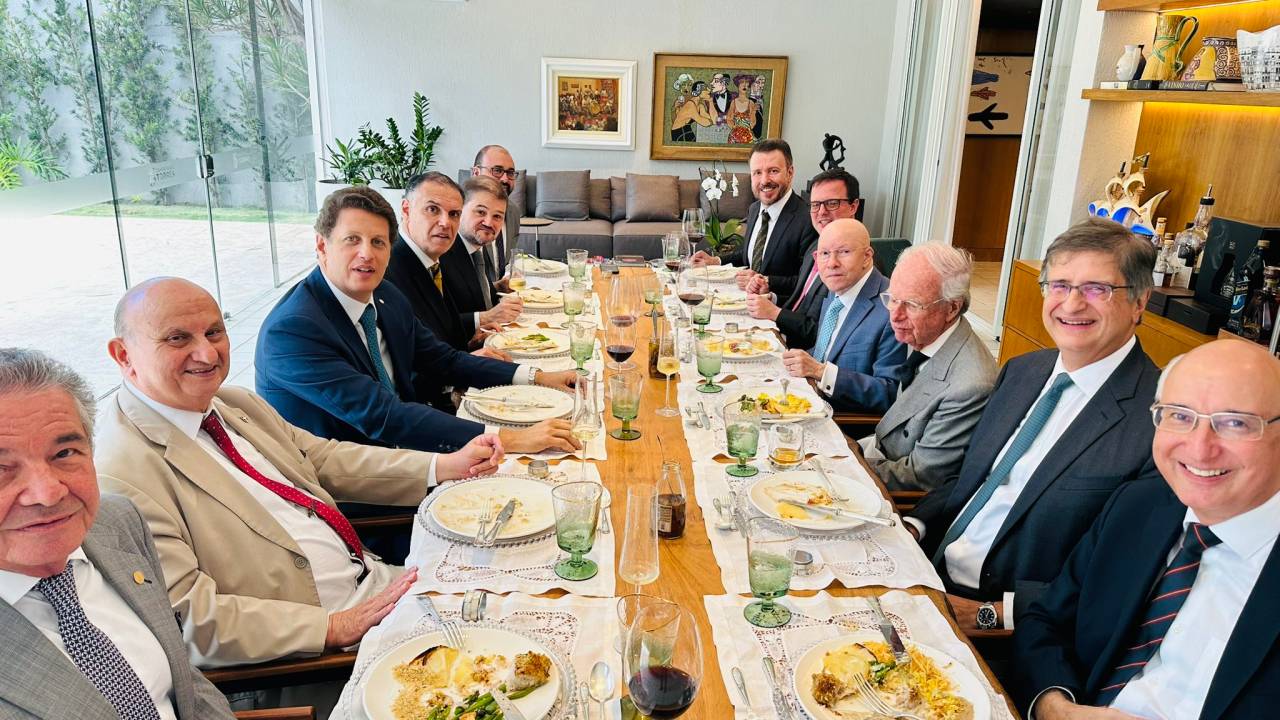 O procurador-geral da República, Paulo Gonet Branco (segundo à direita), participou de almoço nesta quarta-feira no escritório do advogado Demóstenes Torres, em Brasília, com o deputado federal Ricardo Salles (Novo-SP), o ex-ministro do Supremo Tribunal Federal Marco Aurélio Mello e o ministro do Tribunal Superior do Trabalho Ives Gandra Martins Filho