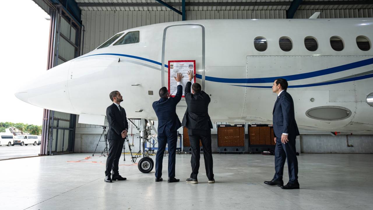 O secretário de Estado dos EUA, Marco Rubio, durante confisco de avião venezuelano no aeroporto de Santo Domingo, na República Dominicana. 07/02/2025