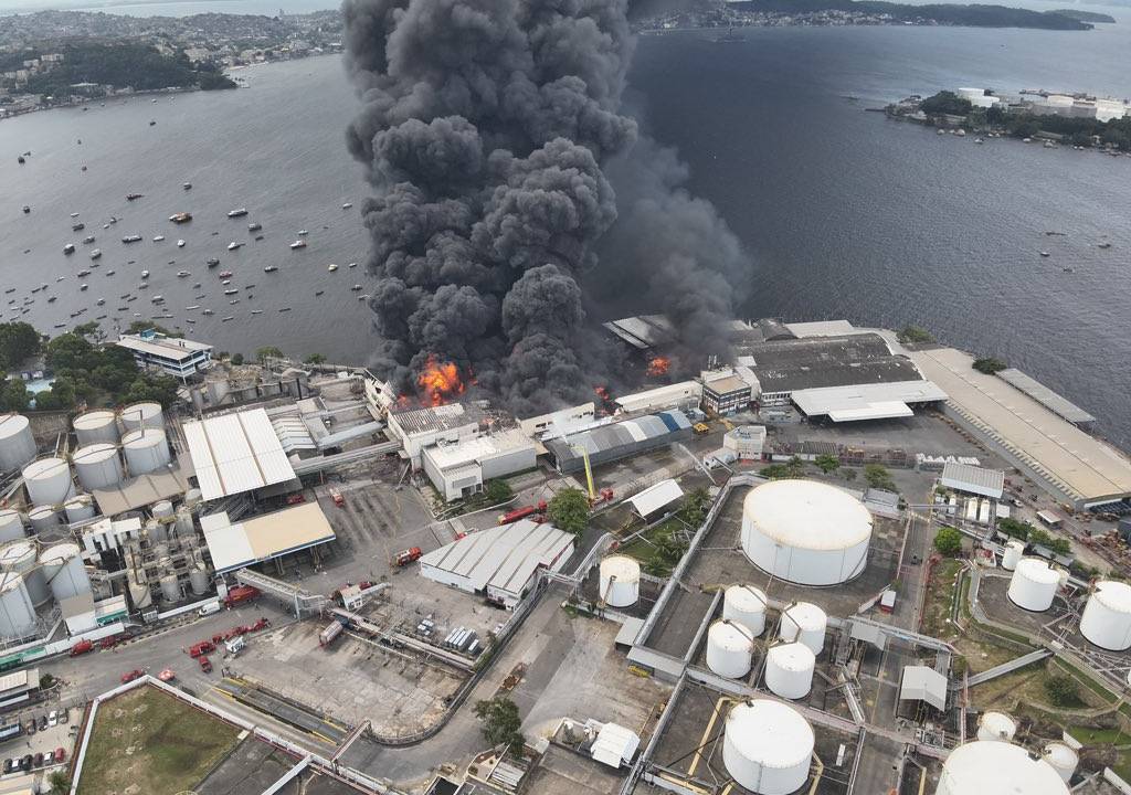 Coluna de fumaça se alastra a partir de incêndio de grandes proporções na Ilha do Governador
