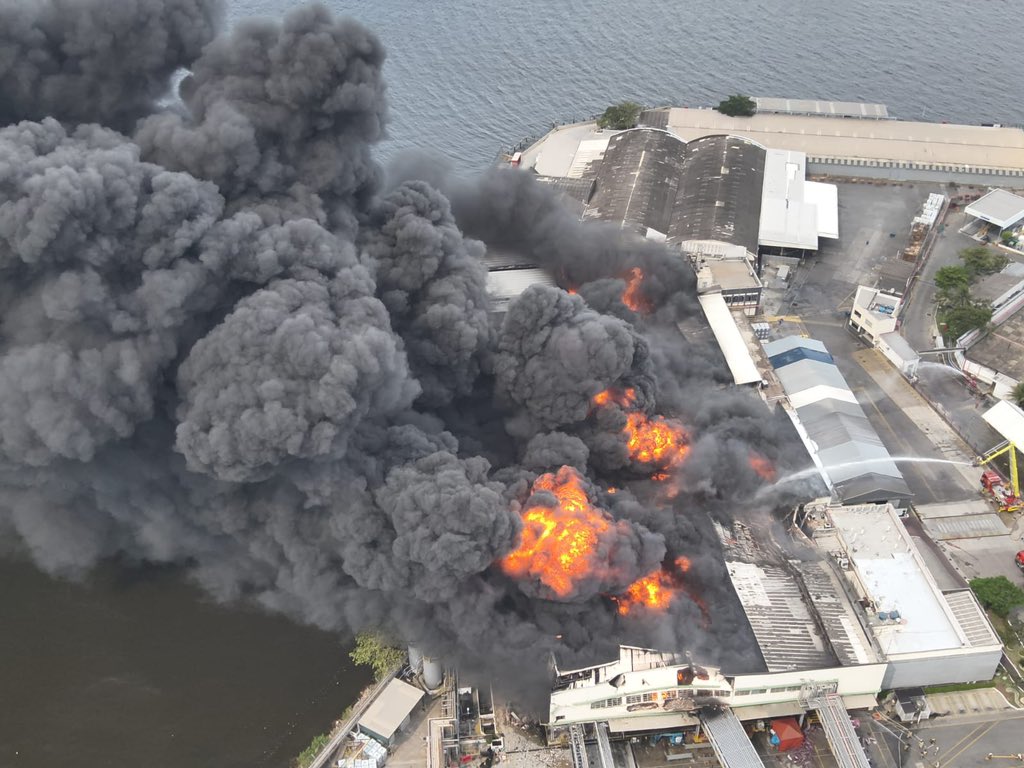 GjSXH4CXoAA0eJ3 Cerca de 70 bombeiros atuam no combate às chamas, que lançam coluna de fumaça sobre a Baía de Guanabara