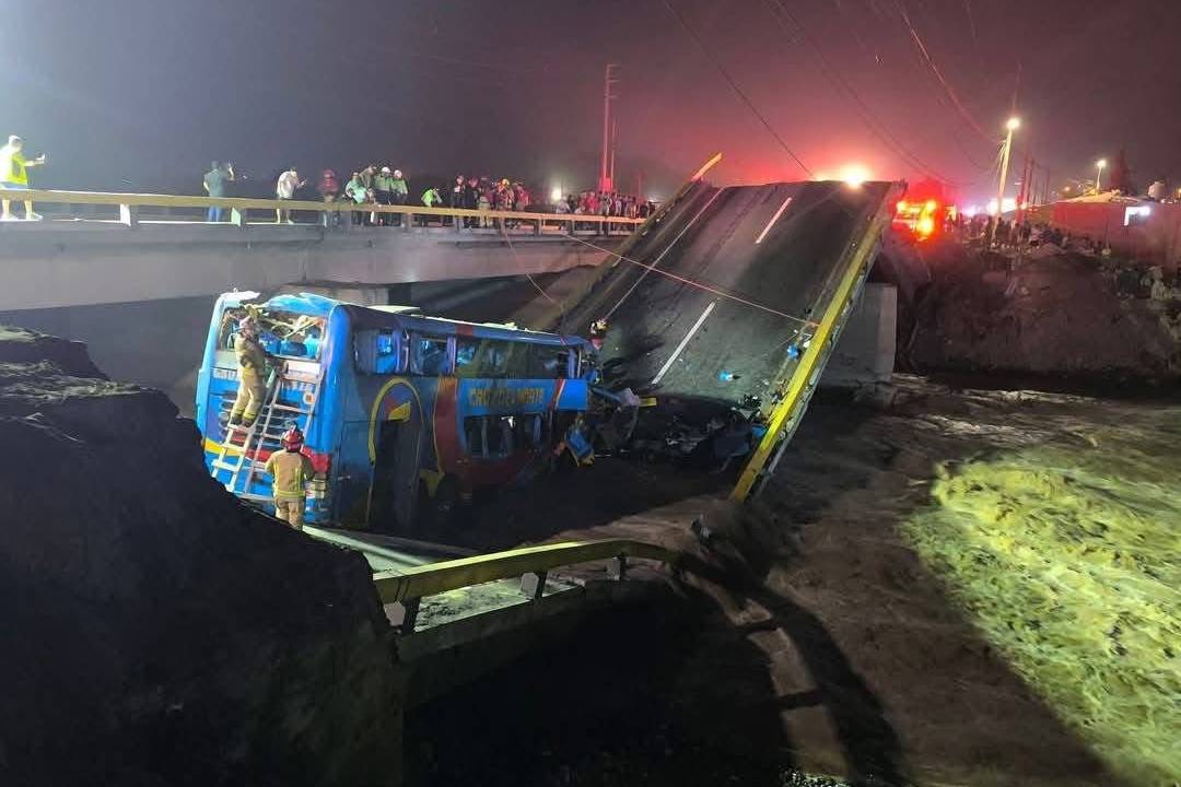 Ônibus com capacidade para mais de 50 pessoas atravessava ponte Chancay, no Peru, no momento do acidente. 14/02/2024