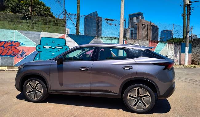 Omoda E5 lateral Omoda E5 tem design futurista e bom acabamento interno