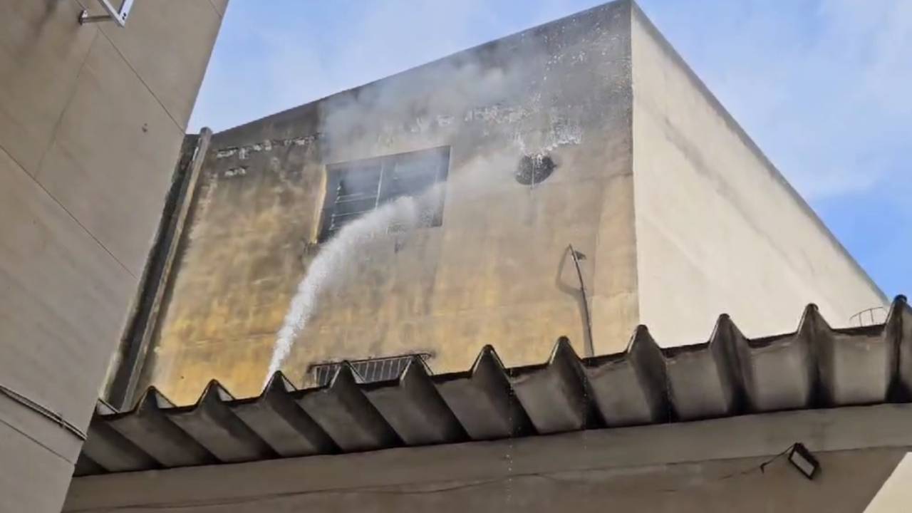 Incêndio atingiu prédio em Ramos, na Zona Norte do Rio