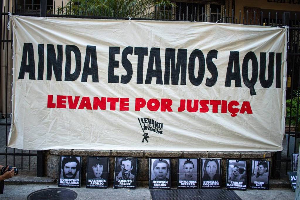 Manifestantes protestam em frente à casa de general envolvido na morte de Rubens Paiva