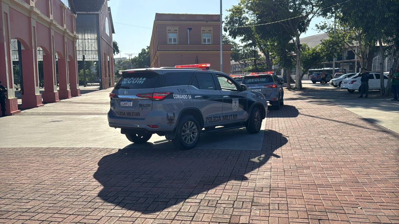 Policiais militares atuam contra roubos de carros no Rio, dentro da Operação Impacto