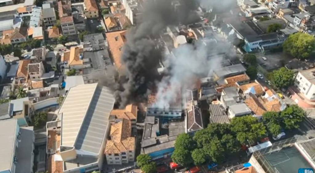 Uma pessoa morre após incêndio em fábrica de fantasias no RJ