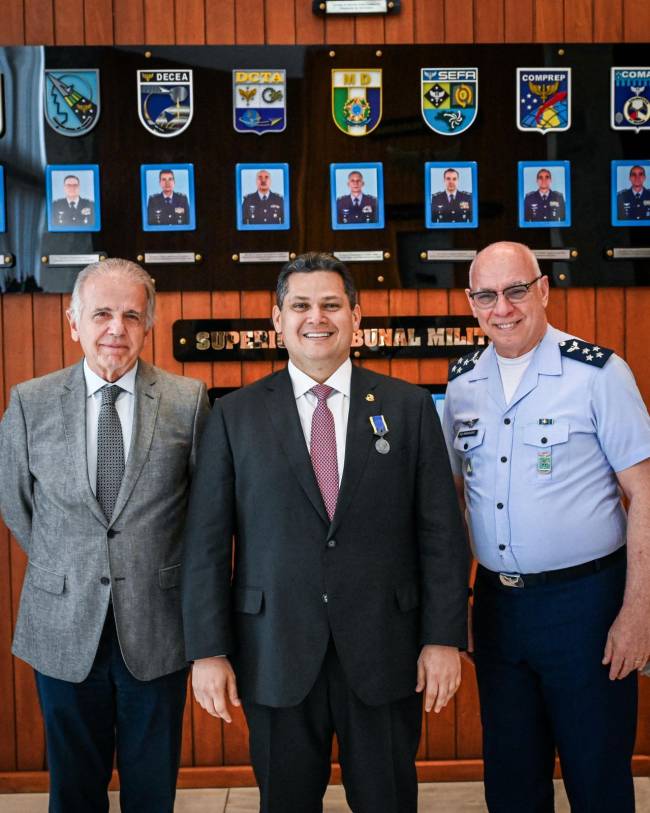 O ministro da Defesa, José Mucio Monteiro, o presidente do Senado, Davi Acolmbre e o comandante da Aeronáutica, o tenente-brigadeiro do ar Marcelo Kanitz Damasceno O ministro da Defesa, José Mucio Monteiro, o presidente do Senado, Davi Acolmbre e o comandante da Aeronáutica, o tenente-brigadeiro do ar Marcelo Kanitz Damasceno