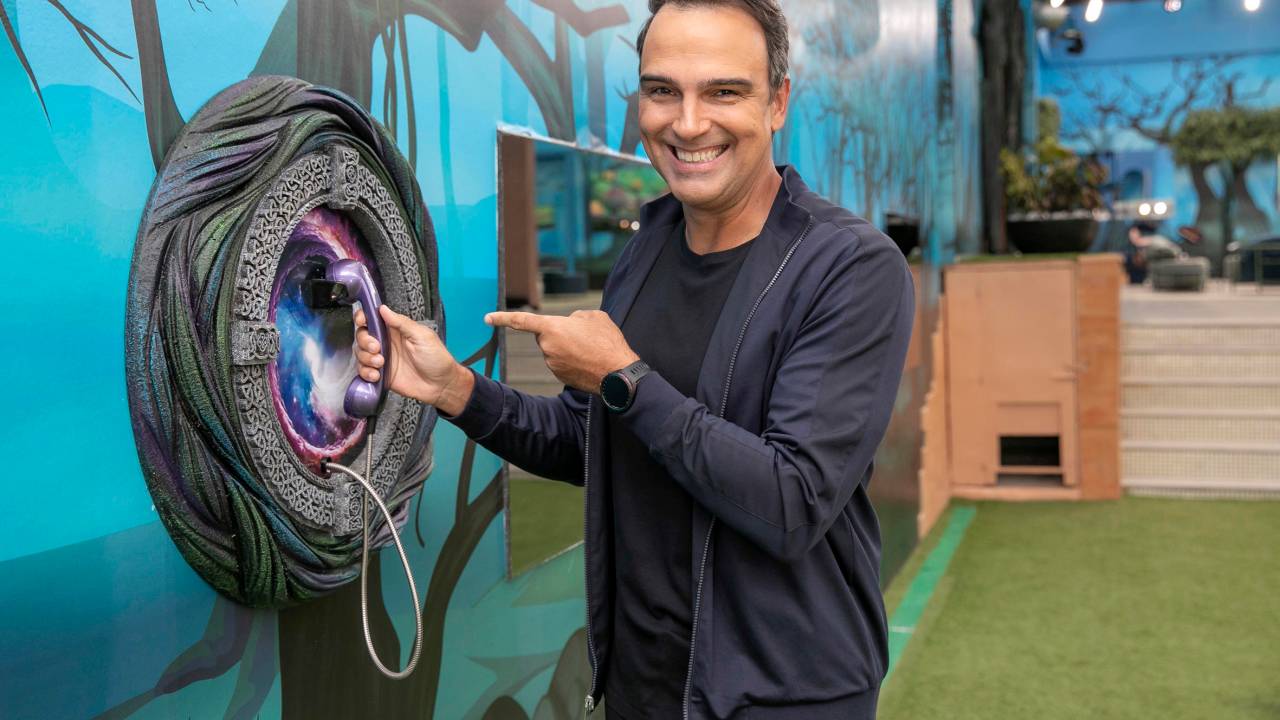 Tadeu Schmidt na casa do BBB 25