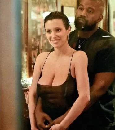 bianca-censori-e-kanye-west-1709240621455_v2_750x421.png Seios à mostra em mais um look transparente