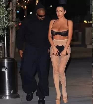 Kanye West e Bianca Censori: meia calça transparente, sutiã e bolsa para cobrir nudez frontal
