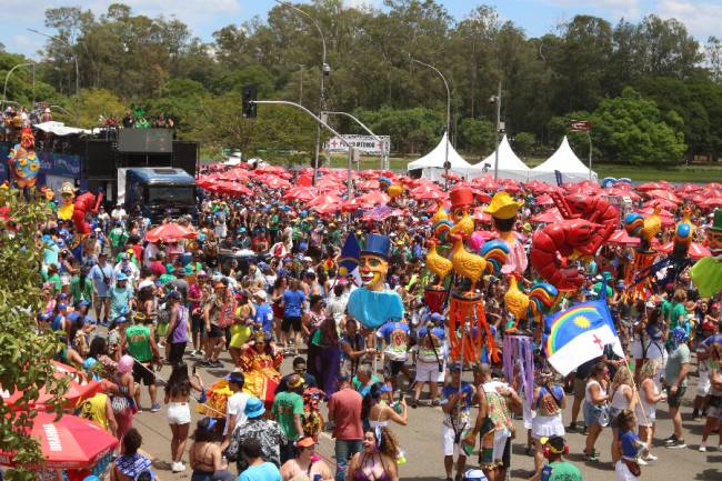 Desfile do bloco Galo da Madrugada em São Paulo, na região do Parque Ibirapuera, durante o Carnaval 2024