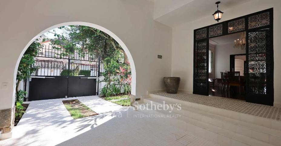 Garagem e entrada do imóvel. Ambienta é cenário da cena em que a filha de Rubens Paiva se despede da casa antes de se mudar para Santos