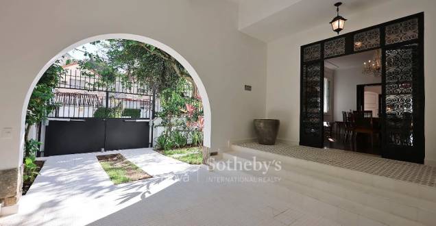 Garagem e entrada do imóvel. Ambienta é cenário da cena em que a filha de Rubens Paiva se despede da casa antes de se mudar para Santos Garagem e entrada do imóvel. Ambienta é cenário da cena em que a filha de Rubens Paiva se despede da casa antes de se mudar para Santos