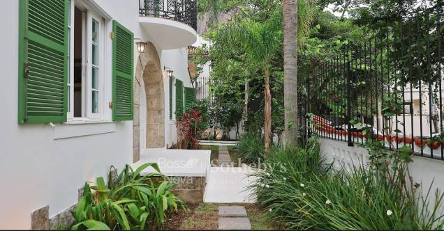 Ambiente externo é decorado com jardim Ambiente externo é decorado com jardim