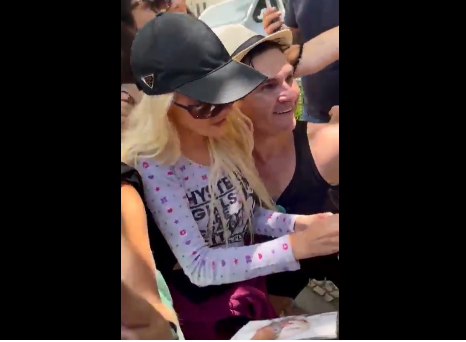 Christina Aguilera sofre assédio enquanto atende fãs no Rio; veja vídeo
