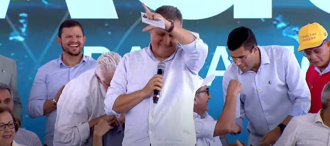 Momento da dança do ministro Rui Costa, da Casa Civil.
