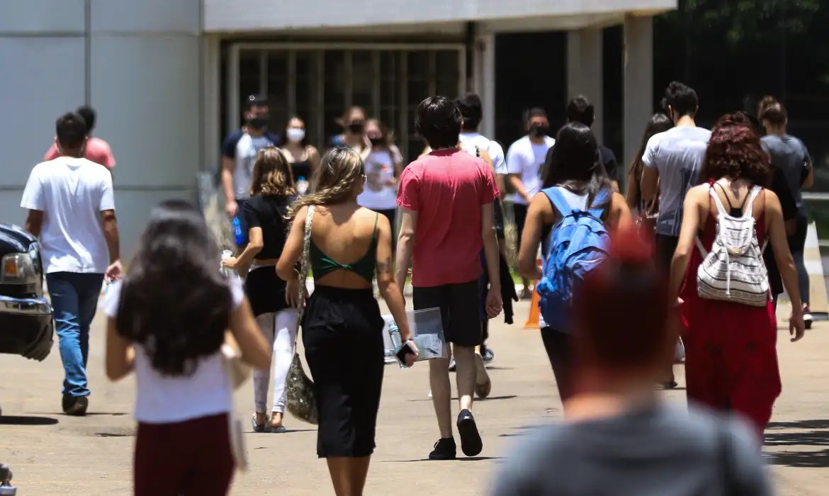 Dos 48,5 milhões de jovens de 15 a 29 anos, 30,9 milhões estão na força de trabalho. Destes, 11,9 milhões são informais, e outros 4,4 milhões estão desempregados