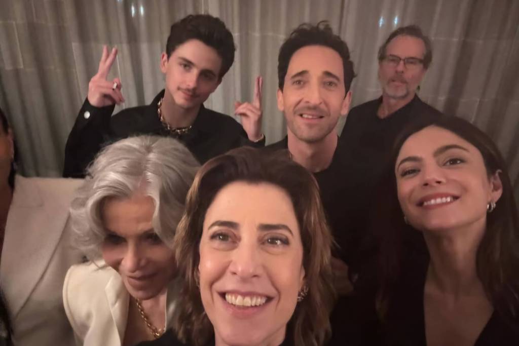 fernandatimothe Fernanda Torres ao lado de Timothée Chalamet, Adrien Brody, Guy Pearce e Monica Barbaro no jantar dos indicados ao Oscar -