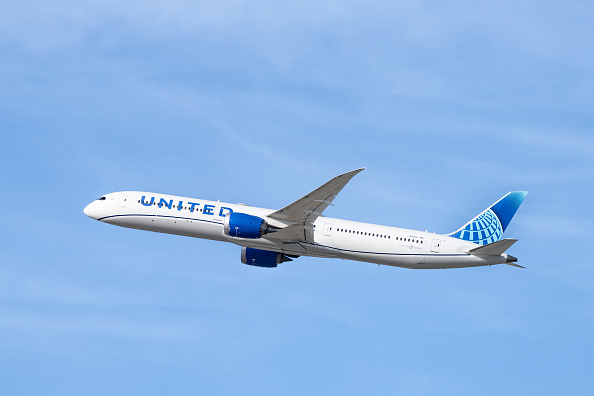 Voo da United Airlines é evacuado nos EUA após turbina pegar fogo durante decolagem