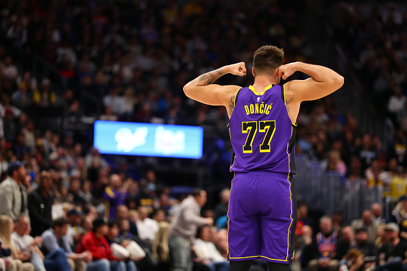 Luka Doncic vestindo camisa do Los Angeles Lakers em partida da NBA