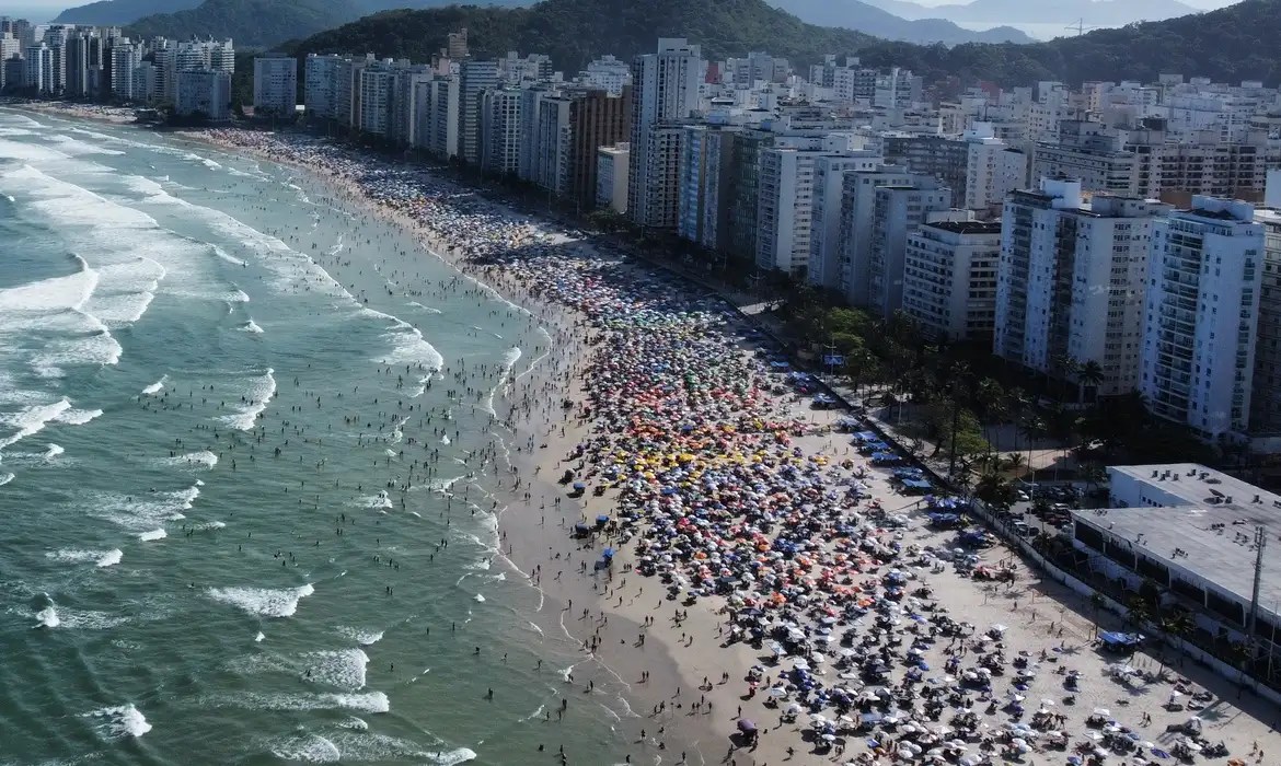 Praia do Guarujá (SP) em janeiro de 2025, repleta de banhistas