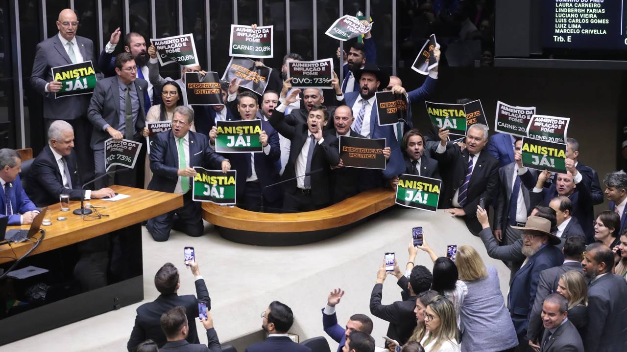 Deputados bolsonaristas protestam em sessão da Câmara dos Deputados nesta quarta-feira, 19