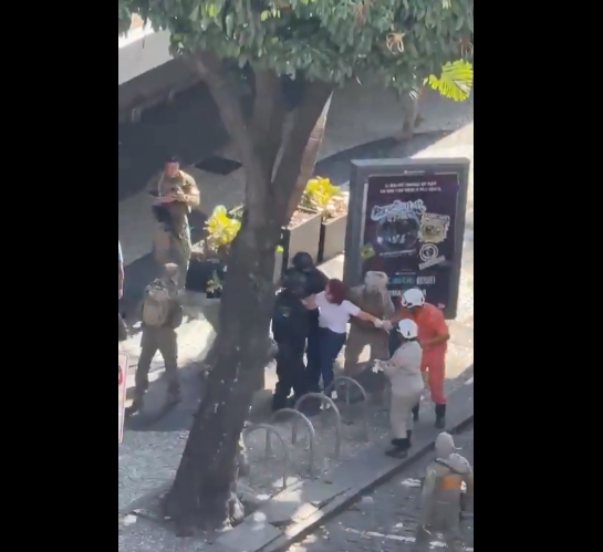 Momento em que mulher mantida refém é resgatada por policiais do Bope