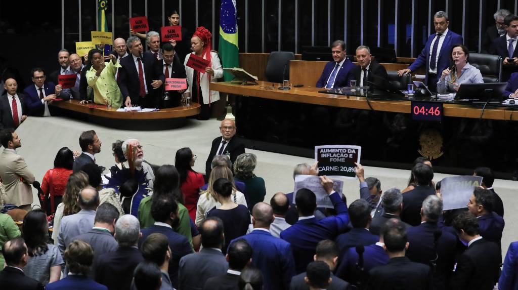 Contra ‘jardim de infância’ na Câmara, Motta proíbe cartazes no plenário