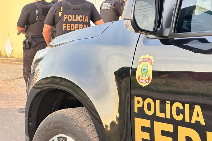 Agentes da Polícia Federal durante operação