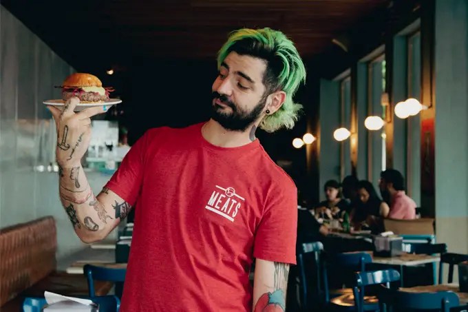 O chef Paulo Yoller, conhecido por elevar o padrão do hambúrguer no Brasil