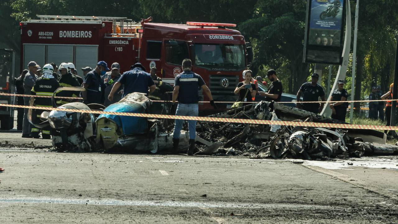 São Paulo (SP) 07/02/2025 - Acidente envolvendo um avião de pequeno porte que caiu na avenida Marquês de São Vicente, após decolar do Campo de Marte.