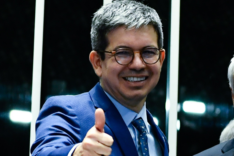 Randolfe critica negativa do Ibama à Petrobras: ‘Palavra final não é esta’