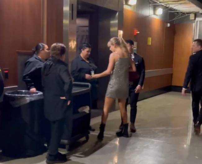taylor-grammy Taylor Swift dá gorjeta a funcionários na saída do Grammy